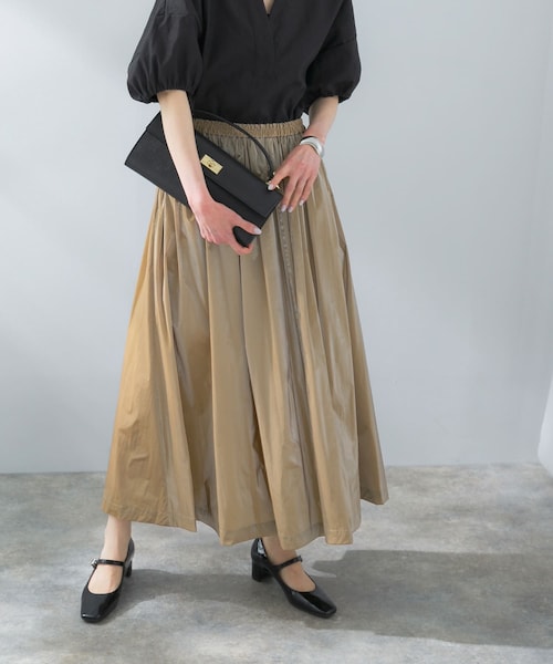 URBAN RESEARCH ROSSO（アーバンリサーチロッソ）の「グロッシーギャザースカート（スカート・レディース・BEIGE/GREIGE・FREE）」の2枚目の写真