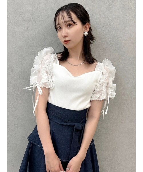 dazzlin（ダズリン）の「ショルダーボリュームフリルカットプルオーバー（Tシャツ/カットソー・レディース・オフホワイト/グレー/ブラック/ピンク・F）」の2枚目の写真