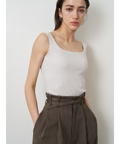 ELENDEEK（エレンディーク）の「SQUARE NECK PAD TANK（タンクトップ・レディース・オフホワイト/ブラック/レッド/ダークブラウン/シルバー・F）」の4枚目の写真