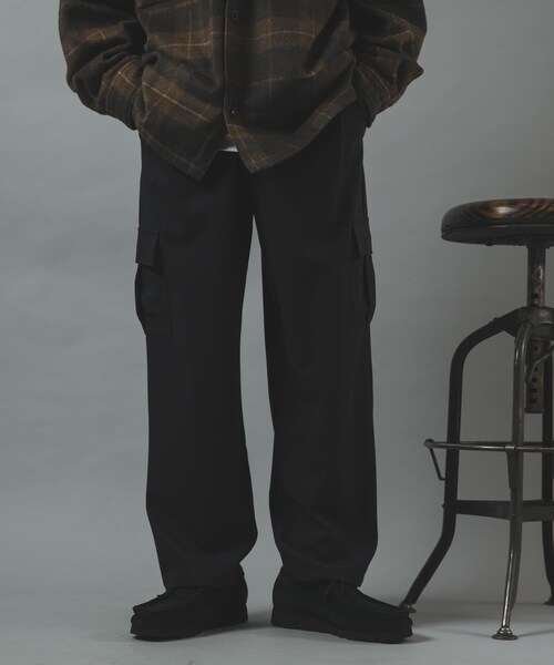 ITEMS URBANRESEARCH(アイテムズ アーバンリサーチ)の「TRテーパードクリーンカーゴパンツ(その他パンツ・メンズ・BLACK/OLIVE GRAY/MOCHA BRN・M/L)」の15枚目の写真