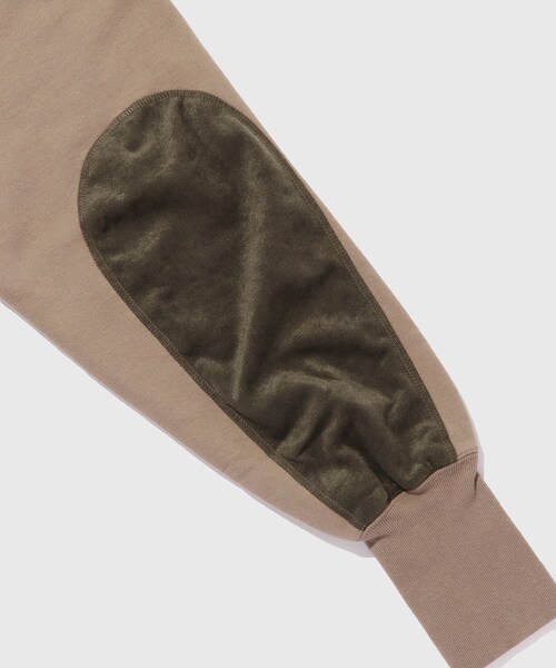 ADAM ET ROPE'(アダムエロペ)の「【MIDTHINGS/ミッドシングス】ELBOW PATCH SWEAT SHIRTS(スウェット・メンズ・キャメル/ベージュ・2/3)」の10枚目の写真