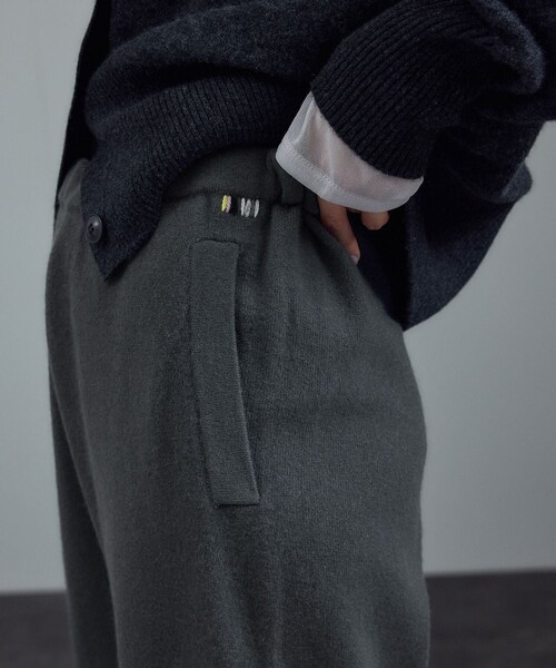 ADAM ET ROPE'(アダムエロペ)の「【extreme cashmere(エクストリーム・カシミア)】rush(その他パンツ・レディース・チャコール/ライトグレー・F)」の18枚目の写真