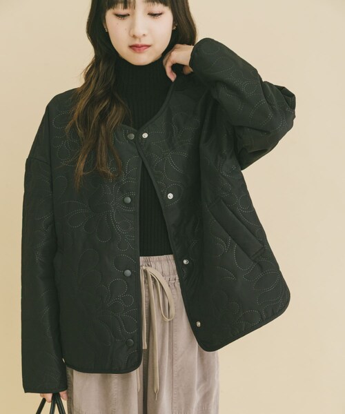 ITEMS URBANRESEARCH(アイテムズ アーバンリサーチ)の「ノーカラー中綿ブルゾン(ノーカラージャケット・レディース・BLK/BEG/BRN・FREE)」の7枚目の写真