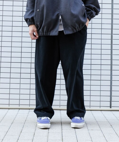 URBAN RESEARCH（アーバンリサーチ）の「Wide Dad　Dad EASY CORDUROY WIDE PANTS（その他パンツ・メンズ・D NAVY・1/2）」の2枚目の写真