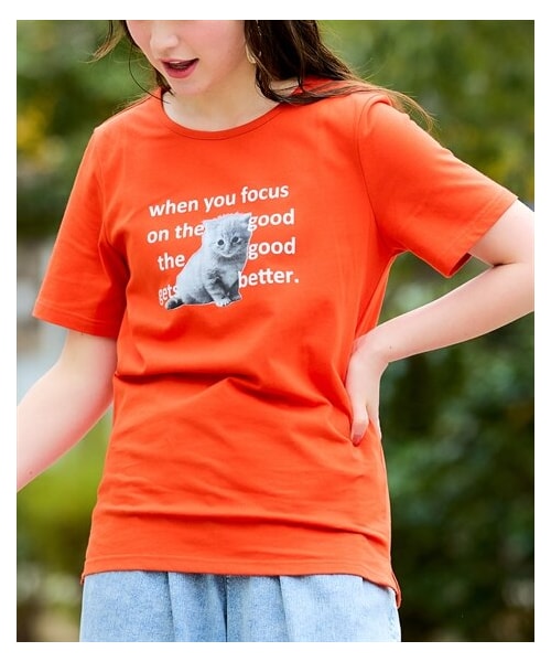 nissen（ニッセン）の「＜大きいサイズ＞汗染みしにくい色々選べるプリントTシャツ（Tシャツ/カットソー・レディース・ネイビー(フラワーロゴ)/黒(フォト)/モカベージュ(ロゴ・ナンバー)/黒(ロゴ)/杢グレー(パイナップル)/オレンジ(ネコ)/オフホワイト(ポスター)/ソフトカーキ(パンダ)/ピンク(ロゴマーク)/ネイビー(和花風)・L/LL/3L/4L/5L/6L/8L/10L）」の9枚目の写真