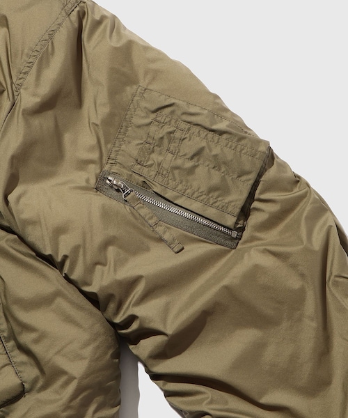 ADAM ET ROPE'（アダムエロペ）の「【JOHN MASON SMITH/ジョン メイソン スミス】MICRO RIPSTOP NYLON REMOVABLE LINER MA-1（MA-1・メンズ・ブラック/オリーブ/ピンク・L/M）」の12枚目の写真