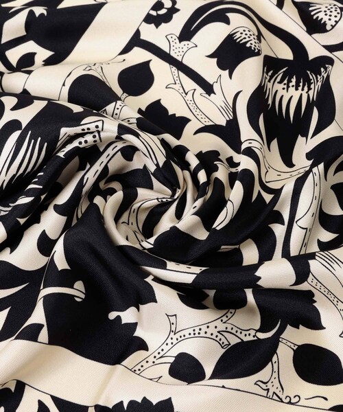 かぐれ（カグレ）の「AENEIS　MUR FLORAL SILK SCARF（バンダナ/スカーフ・レディース・BLACK・-）」の8枚目の写真