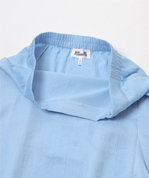 URBAN RESEARCH(アーバンリサーチ)の「BAUM UND PFERDGARTEN CRINKLED SATIN SKIRT(スカート・レディース・DUSK BLUE・36)」の4枚目の写真
