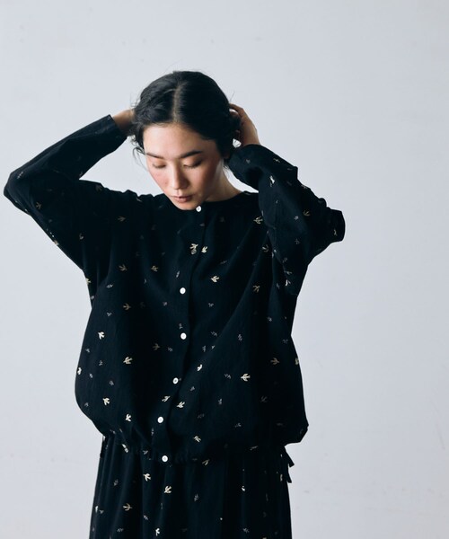 かぐれ（カグレ）の「ツバメ刺繍ブラウス（シャツ/ブラウス・レディース・IVORY/BLACK・Free）」の4枚目の写真