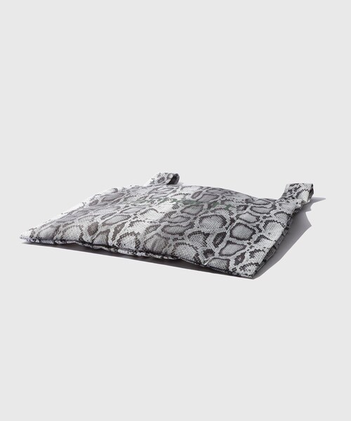 ADAM ET ROPE'(アダムエロペ)の「【carhartt/カーハート】SNAKE CAMO SHOPPING BAG(エコバッグ/サブバッグ・メンズ・オフホワイト・F)」の5枚目の写真