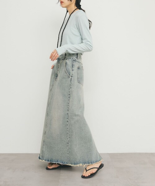 KBF（ケイビーエフ）の「バックスリットデニムスカート（デニムスカート・レディース・FADE BLUE/L.BLUE/BROWN・one）」の14枚目の写真