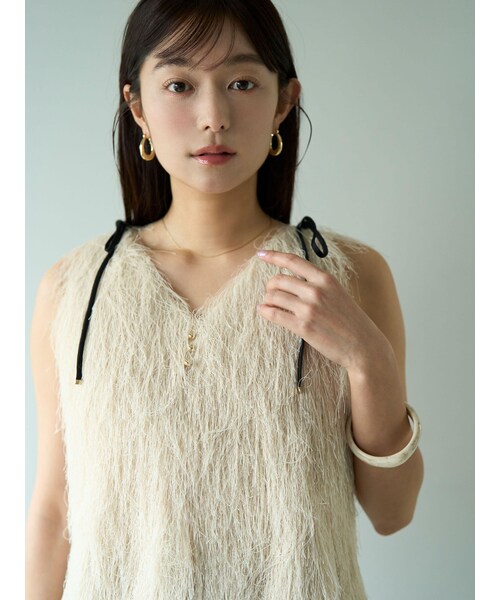 LAGUNAMOON（ラグナムーン）の「フェザーVネックリボントップス（Tシャツ/カットソー・レディース・アイボリー/ピンク/イエロー/ブルー・F）」の5枚目の写真