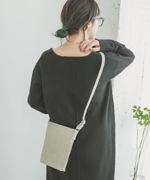 ITEMS URBANRESEARCH（アイテムズ アーバンリサーチ）の「PIG LEATHER ミニショルダーバッグ（ショルダーバッグ・メンズ・BLK/BEG/GRY・-）」の16枚目の写真