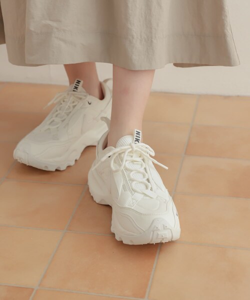 URBAN RESEARCH DOORS(アーバンリサーチドアーズ)の「NIKE TC7900(スニーカー・レディース・グレー/セイル・23.5/24/24.5)」の5枚目の写真