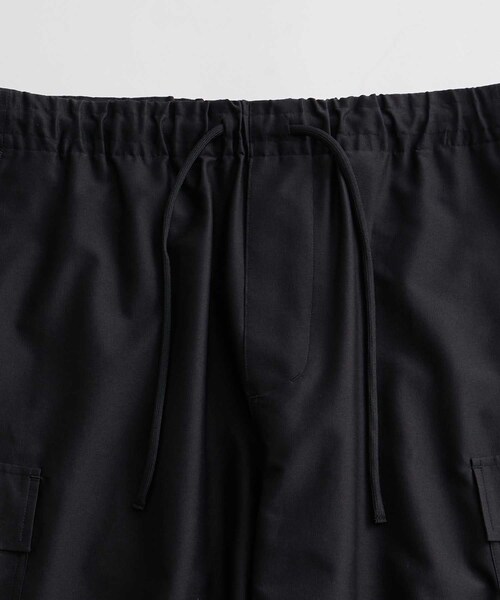 ADAM ET ROPE'（アダムエロペ）の「【ACT/アクト】超軽量 ワイド イージー カーゴパンツ / 速乾 / ストレッチ / イージーケア（カーゴパンツ・メンズ・ブラック/チャコール・L/M）」の19枚目の写真