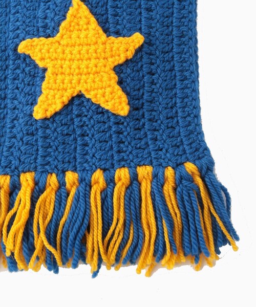 ADAM ET ROPE'（アダムエロペ）の「【RICE NINE TEN/ライス ナイン テン】HAND KNITTED CROCHET SCARF（マフラー・メンズ・ブラック/ブルー系/レッド・F）」の8枚目の写真