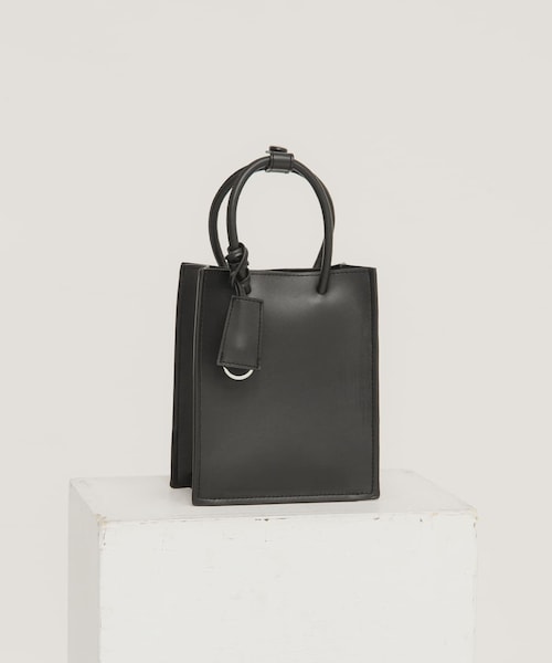 KBF（ケイビーエフ）の「チャーム付きスクエアミニBAG（ハンドバッグ・レディース・OFF/BLACK・One）」の2枚目の写真