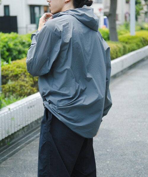 URBAN RESEARCH（アーバンリサーチ）の「Afterglow　15D CORDURA EDC HOODIE（パーカー・メンズ・CHARCOAL/BLACK・L/XL）」の17枚目の写真