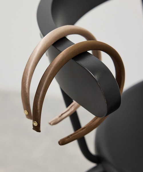 ROPE' PICNIC（ロペピクニック）の「プレート付きサテンカチューシャ（カチューシャ・レディース・ブラック/ブラウン系/ベージュ系・F）」の2枚目の写真