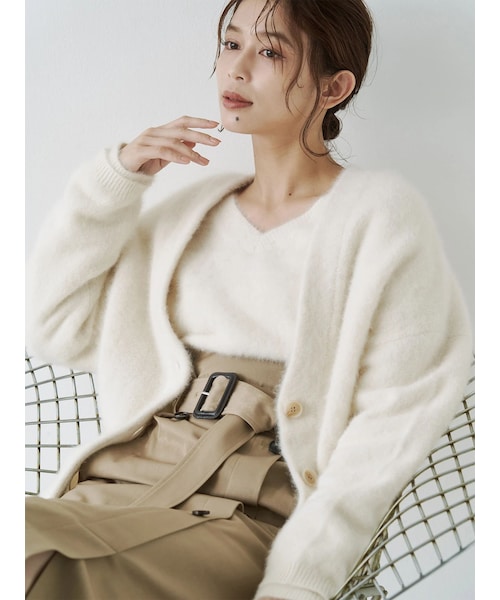 TONAL(トーナル)の「PREMIUM FOX×CASHMERE Vネックカーディガン(カーディガン/ボレロ・レディース・オフホワイト/グレー/ピンク/アイスブルー/ベージュ・M)」の2枚目の写真