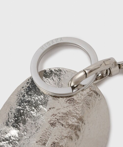 ADAM ET ROPE'（アダムエロペ）の「【HIDAKA/ヒダカ】CRISPS SHOEHORN（キーホルダー・メンズ・シルバー・F）」の5枚目の写真