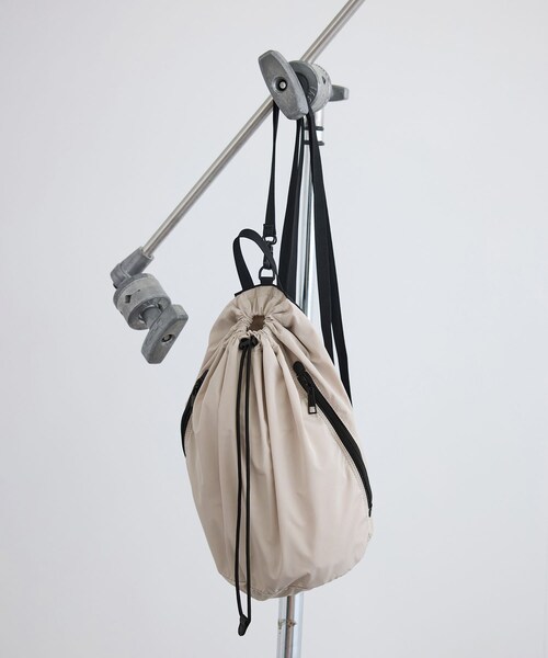 ADAM ET ROPE'（アダムエロペ）の「【WEB限定】2WAYナップサック / 撥水（バックパック/リュック・レディース・ブラック/ベージュ系・F）」の2枚目の写真