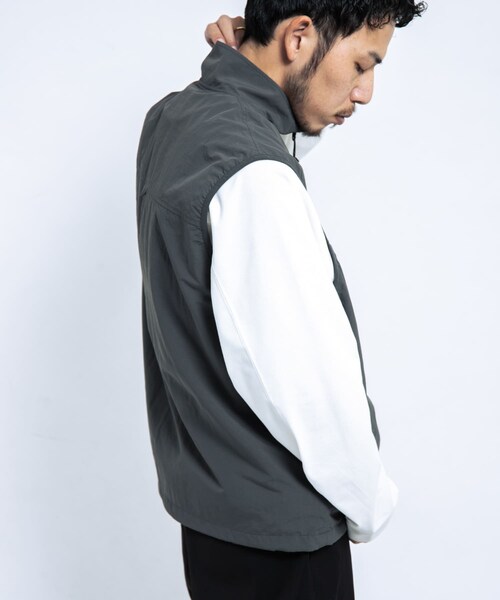 EKAL（エカル）の「『UR TECH』ナイロンタッサーベスト（テーラードジャケット・メンズ・ネイビー/グラファイト・M/L）」の8枚目の写真