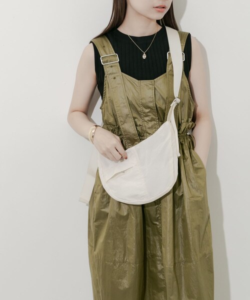 SMELLY（スメリー）の「ハーフムーンナイロンショルダー（ショルダーバッグ・レディース・IVO/BLK・-）」の5枚目の写真