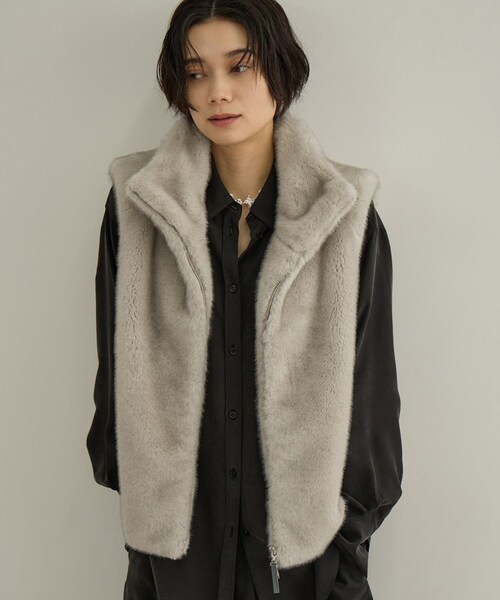 ADAM ET ROPE'(アダムエロペ)の「フェイクミンクファージレ(ベスト・レディース・チャコール/ブラウン・F)」の11枚目の写真