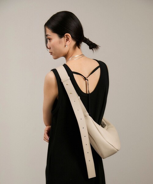 ADAM ET ROPE'（アダムエロペ）の「【WEB限定】スプリットレザームーンショルダー（ショルダーバッグ・レディース・ブラック/オフホワイト/ダークブラウン・F）」の4枚目の写真