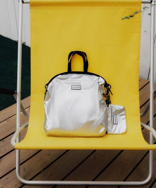 ADAM ET ROPE'(アダムエロペ)の「【HUNTER for ADAM ET ROPE'】別注 TRAVEL MULTI FUNCTION TOTE(トートバッグ・レディース・シルバー・F)」の2枚目の写真