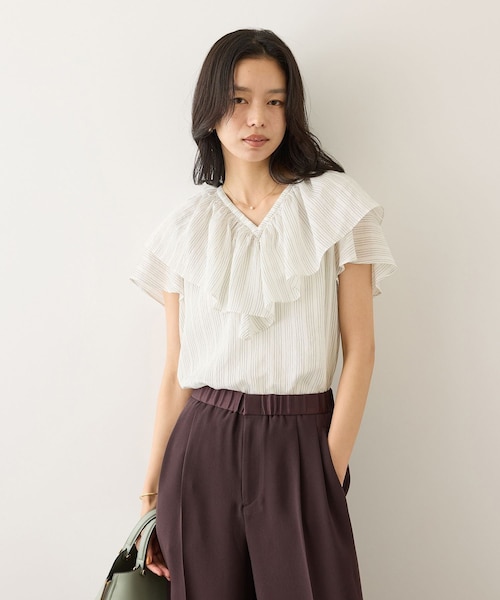 ROPE'(ロペ)の「【一部J'aDoRe・ルミネ限定カラー】Vネックフリルブラウス(無地・ピンストライプ)/イージーケア(シャツ/ブラウス・レディース・ブラック/ホワイト系/ブルー/ピンク・F)」の17枚目の写真