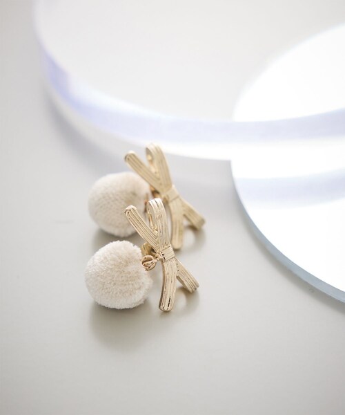 ROPE' PICNIC（ロペピクニック）の「ベロアボールリボンピアス（ピアス（両耳用）・レディース・キナリ/ベージュ・F）」の3枚目の写真