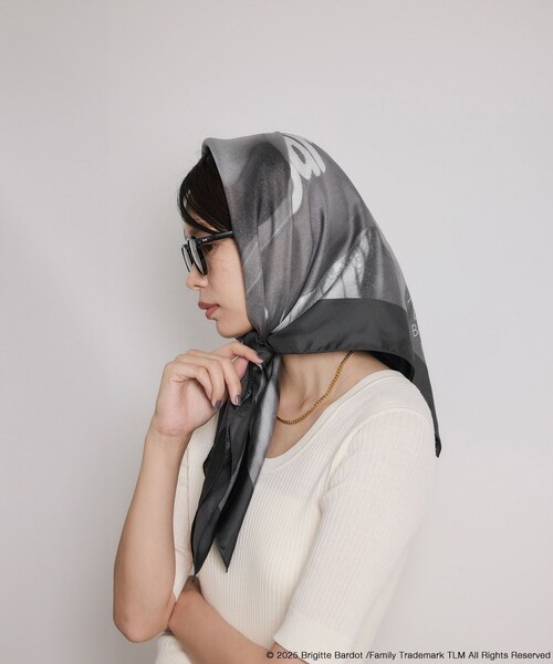 ROPE'（ロペ）の「【Brigitte Bardot×ROPE'・コラボ】プリントシルクスカーフ/Lサイズ（バンダナ/スカーフ・レディース・ブラック/ブラック系・F）」の12枚目の写真