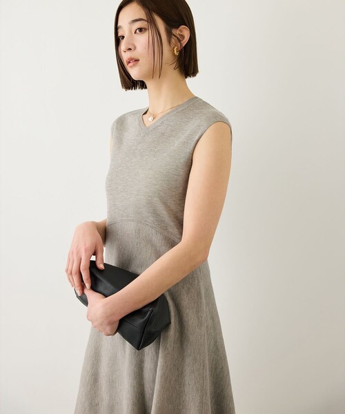 ROPE'(ロペ)の「LEVITA ニットワンピース/接触冷感・イージーケア(ワンピース・レディース・ベージュ/ネイビー・F)」の2枚目の写真
