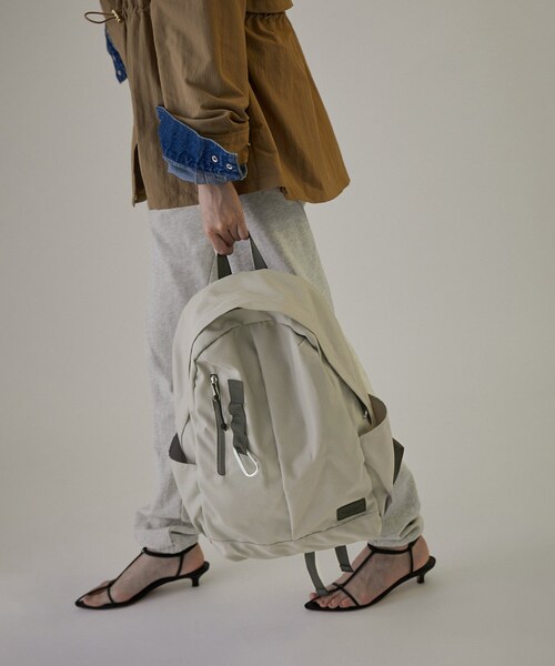 ADAM ET ROPE'（アダムエロペ）の「【WEB限定】[ショルダーバッグ付き・ユニセックスで使える・軽量・A4対応・大容量]バッグパック 3（バックパック/リュック・レディース・ブラック/グレー/グレー系/ダークブラウン/ネイビー・F）」の14枚目の写真