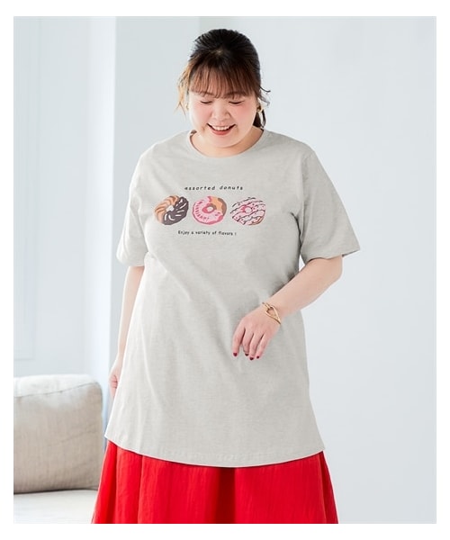 nissen（ニッセン）の「大きいサイズ　【ひんやりコットン】綿１００％ＡラインプリントチュニックＴシャツ（接触冷感・UVカット）（チュニック・レディース・黒(フォトフラワー)/ねこ:セージグリーン/くま:黒/シンプルロゴ:モカベージュ/アメカジ:ネイビー/オーシャン:ネイビー/ドーナツ:オートミール/バンダナ:カーキ/スニーカー:クリーム/フォト風景:チャコールグレー/黒(グラフィック)/オフホワイト(ネコ)/チャコール(モノクロスィーツ)/ネイビー(ハワイ)/グレージュ(ロゴ)(新色)/アイボリー(花瓶)/ミント(鳥)/ピンク(パンダ)/カーキ(サークルロゴ)・L/LL/3L/4L/5L/6L/8L/10L）」の9枚目の写真