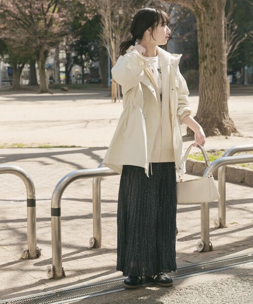 ITEMS URBANRESEARCH(アイテムズ アーバンリサーチ)の「『撥水/イージーケア』ライトフーディーブルゾン(ブルゾン・レディース・ECRU/BLK・Free)」の8枚目の写真