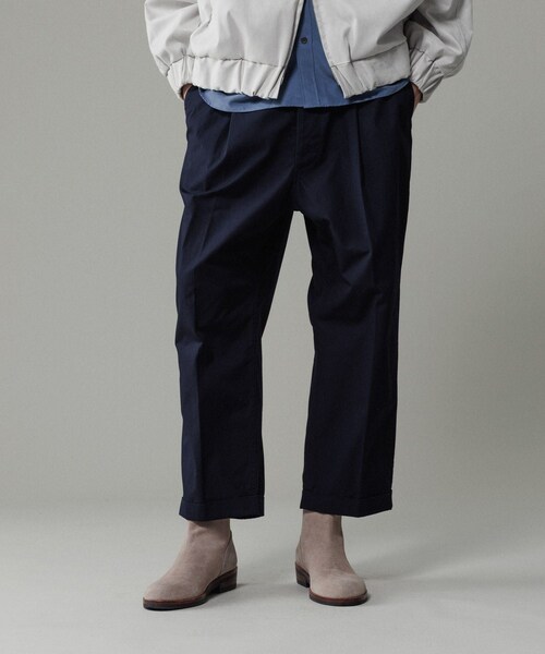 ADAM ET ROPE'(アダムエロペ)の「【撥水】ワンプリーツ クロップドシルエット チノパンツ(チノパンツ・メンズ・ベージュ/カーキ/ネイビー・L/M)」の5枚目の写真
