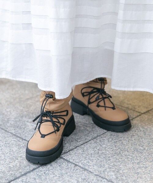 KBF（ケイビーエフ）の「タンクソールワークブーツ（ブーツ・レディース・BLACK/BEIGE・23.5/24/24.5）」の2枚目の写真