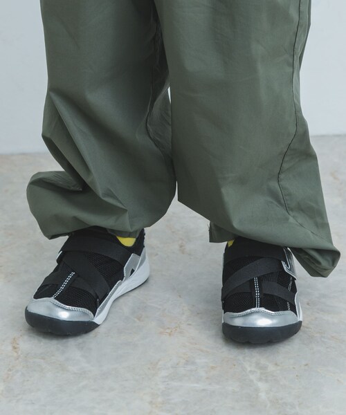 URBAN RESEARCH DOORS（アーバンリサーチドアーズ）の「IFME　K キネティックベルトシューズ(KIDS)（シューズ小物/雑貨・キッズ・WHITE/BLACK・17/18/19）」の2枚目の写真