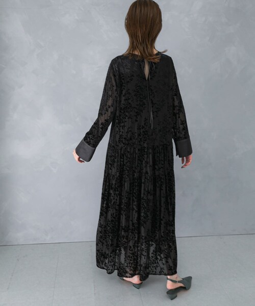 URBAN RESEARCH ROSSO（アーバンリサーチロッソ）の「『WEB/一部店舗限定』フロッキープリントティアードワンピース（ワンピース・レディース・BLACK/BROWN・Free）」の7枚目の写真