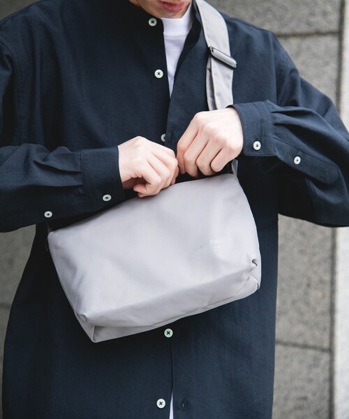 URBAN RESEARCH DOORS(アーバンリサーチドアーズ)の「『別注』YAKPAK×DOORS SHOULDER BAG S(ショルダーバッグ・メンズ・BLACK/CHARCOAL/GRAY/YELLOW・-)」の13枚目の写真