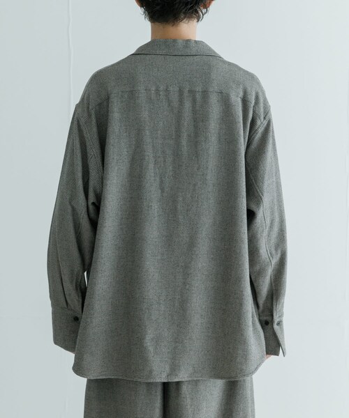 URBAN RESEARCH(アーバンリサーチ)の「nonnotte Seamless Collar OS Shirts(シャツ/ブラウス・メンズ・Taupe Top・4/5)」の5枚目の写真