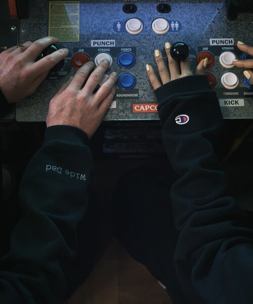 URBAN RESEARCH（アーバンリサーチ）の「『別注』Champion×Wide Dad　RW DAD SWEAT CREW-NECK（スウェット・メンズ・NAVY・1/2）」の8枚目の写真