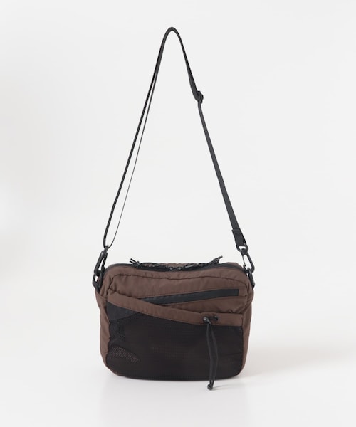 URBAN RESEARCH DOORS(アーバンリサーチドアーズ)の「クロスポケットショルダーバッグ(ショルダーバッグ・メンズ・BLACK/GRAY/BROWN・-)」の3枚目の写真