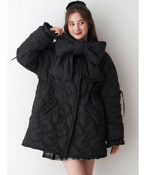 CALNAMUR（カルナムール）の「マフラー付きリボンダウンコート（ダウンジャケット/コート・レディース・ブラック/ピンク・F）」の2枚目の写真