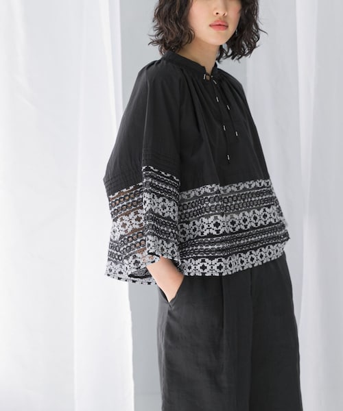 URBAN RESEARCH ROSSO（アーバンリサーチロッソ）の「sara mallika　COTTON BORDER GATHER LACE TOP（シャツ/ブラウス・レディース・WHITE/BLACK・FREE）」の3枚目の写真