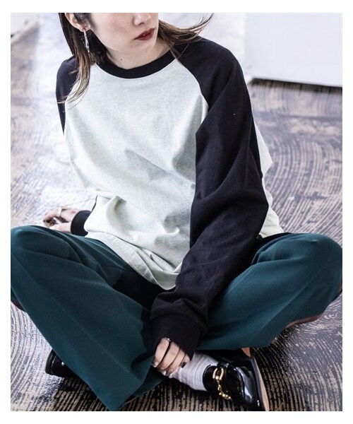 nissen（ニッセン）の「綿１００％ラグランＢＩＧシルエット配色長袖Ｔシャツ ［Soiunique］（Tシャツ/カットソー・レディース・オフホワイト×ブラック/オートミール×ブラック・M/L）」の2枚目の写真