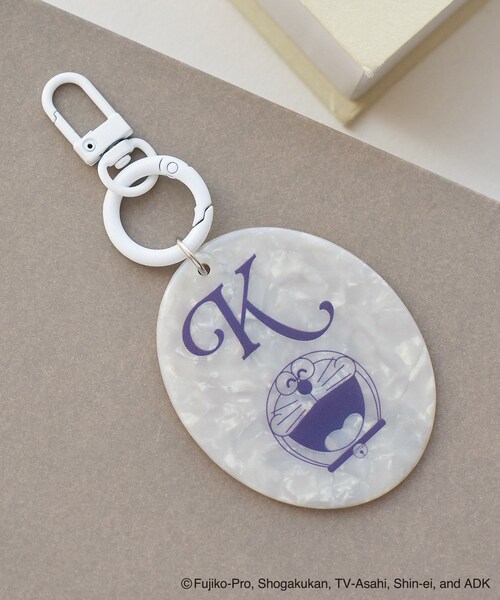 ROPE' PICNIC（ロペピクニック）の「【ドラえもんコレクション】マーブルカラーイニシャルアクリルチャーム（キーホルダー・レディース・ホワイト/ライトグリーン/サックス/レッド系/ピンク/イエロー系・F）」の2枚目の写真